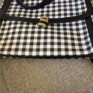 Crossbody purse brand is Simplicity
brand new